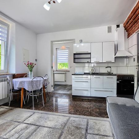 Ceglany Apartament 우스트르치키 돌네 외부 사진