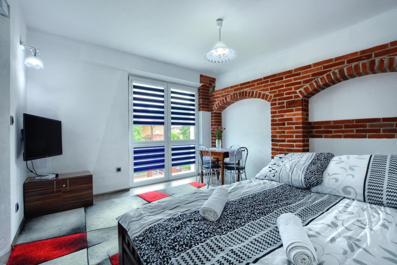 Ceglany Apartament 우스트르치키 돌네 외부 사진