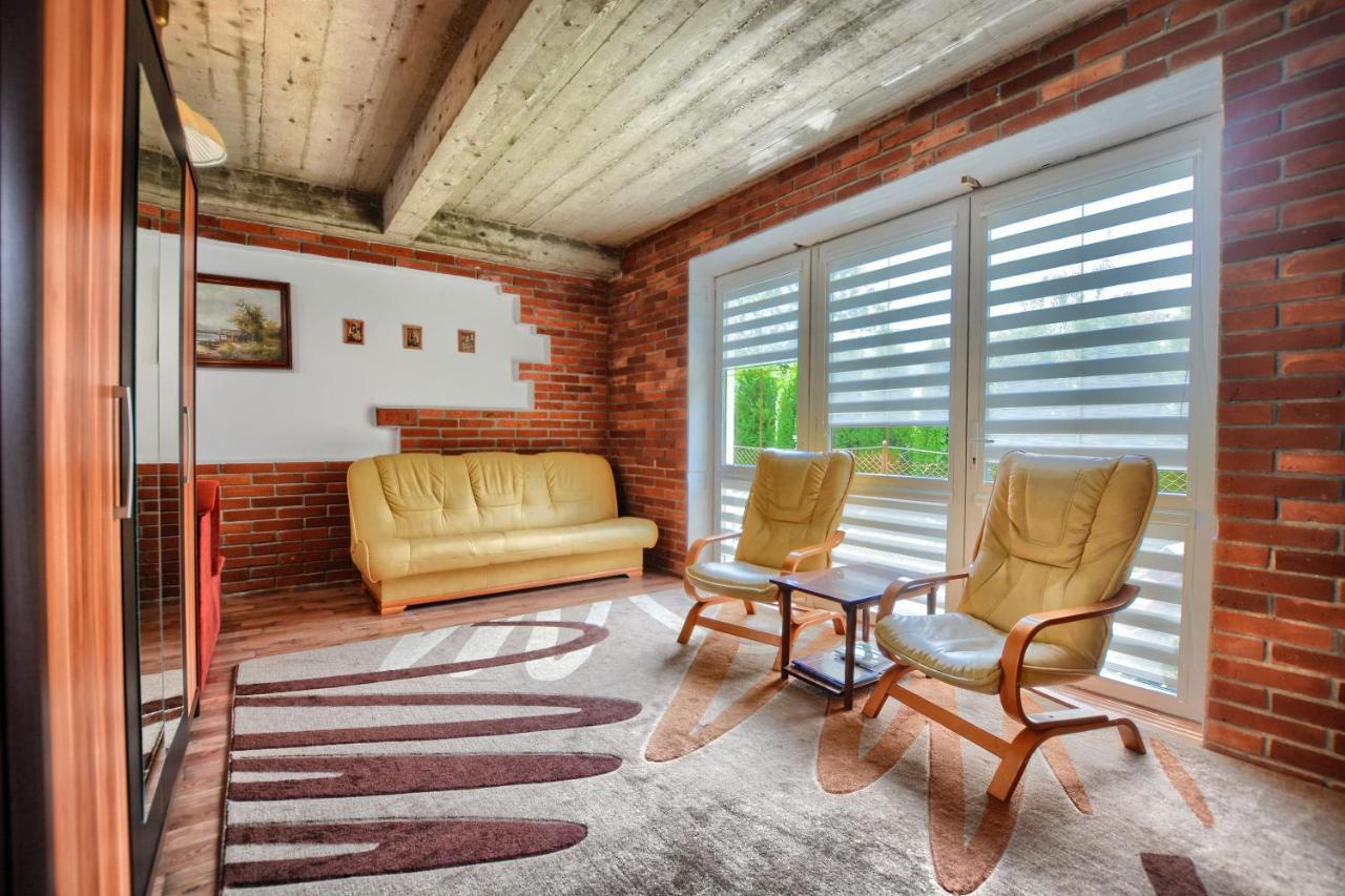 Ceglany Apartament 우스트르치키 돌네 외부 사진