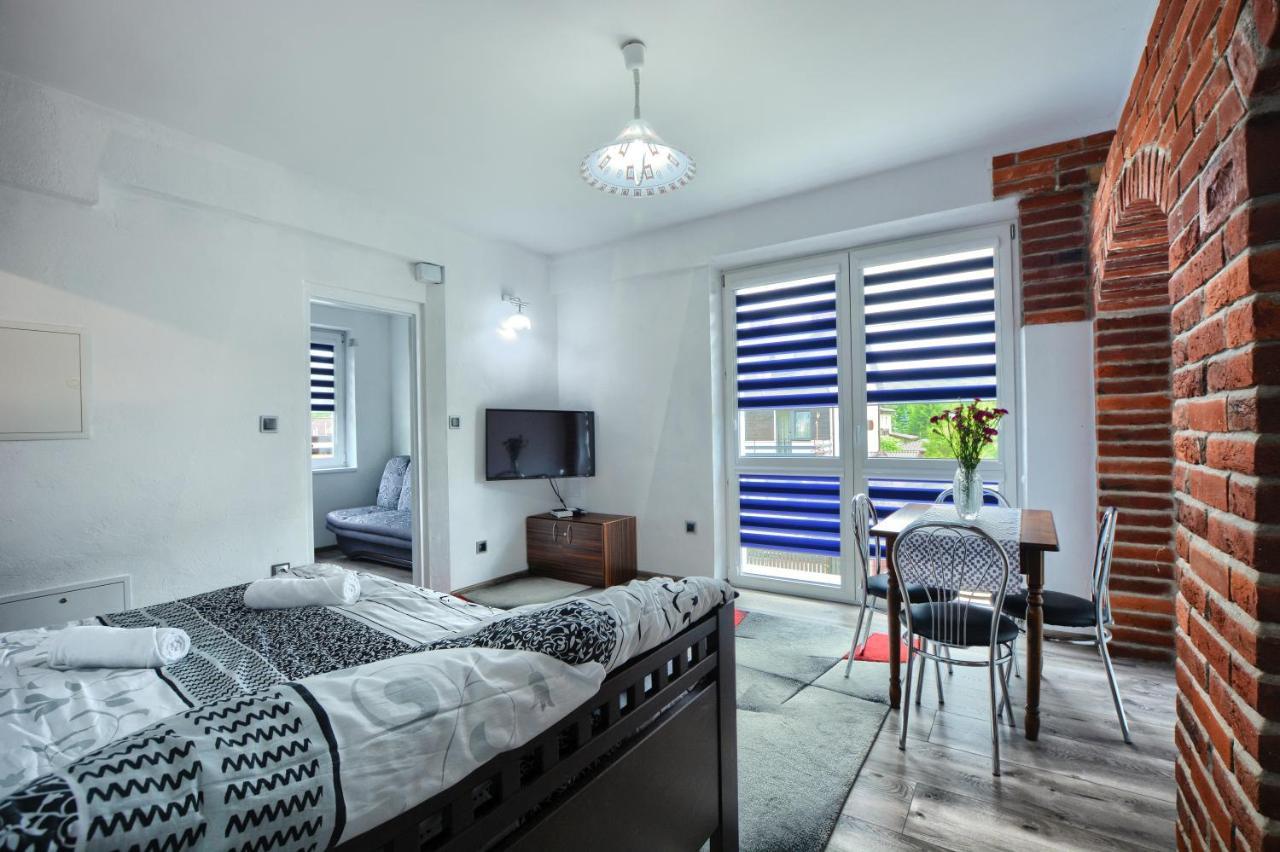 Ceglany Apartament 우스트르치키 돌네 외부 사진