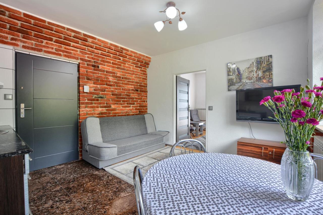 Ceglany Apartament 우스트르치키 돌네 외부 사진