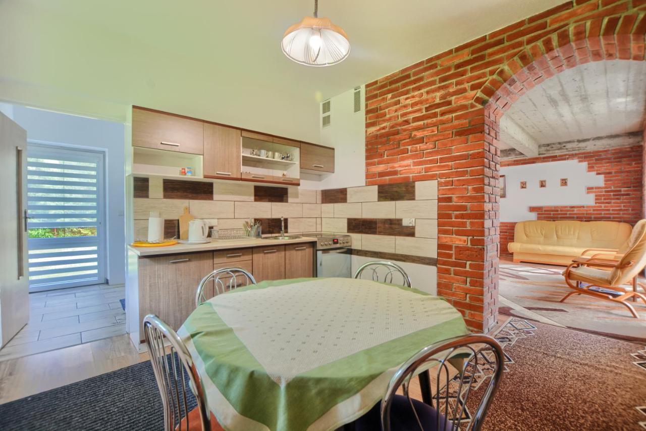 Ceglany Apartament 우스트르치키 돌네 외부 사진