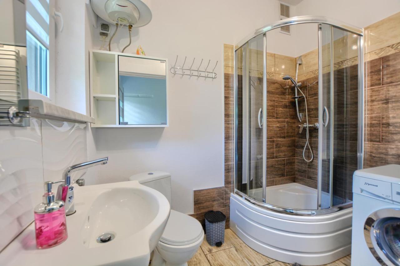 Ceglany Apartament 우스트르치키 돌네 외부 사진